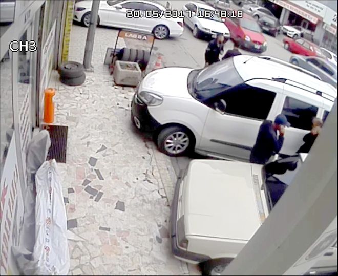 Bebek arabasından kadın çantası çaldılar 