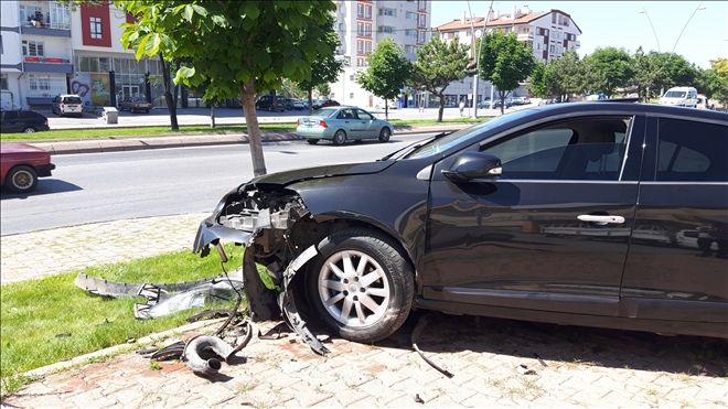 Otomobil ağaca çarptı: 1 yaralı