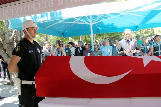 Şehit polis memuru toprağa verildi