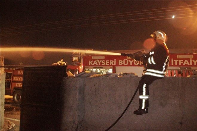 Kömürlükte çıkan yangını itfaiye söndürdü
