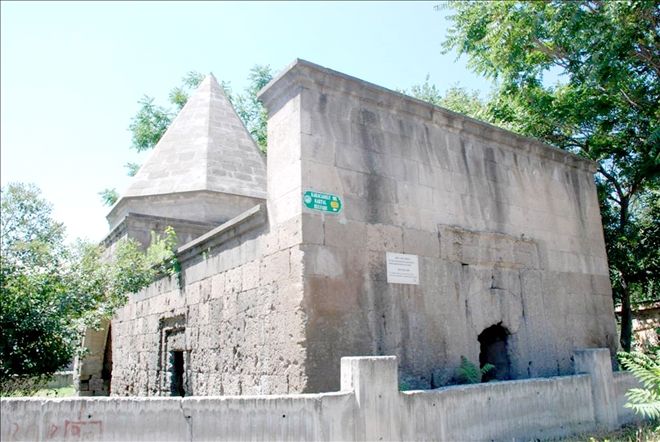 Dörtayak Kümbeti Melikgazi korumasında