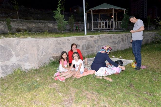 Sıcak yaz akşamlarında parkları tercih ediyorlar