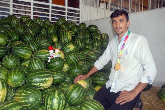 Dünya Şampiyonu oldu, karpuz sergisine koştu