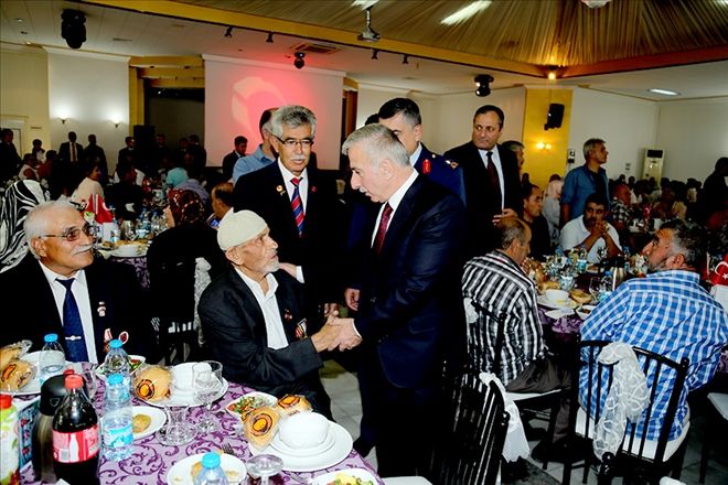 Vali Süleyman Kamçı gazilerle bir araya geldi