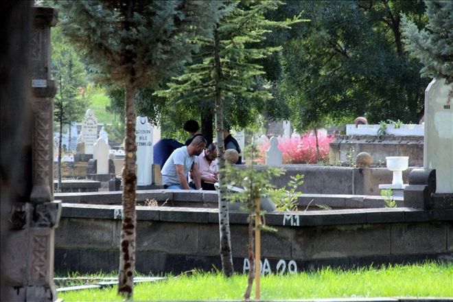 Mezarlıkta kendini ağaca astı