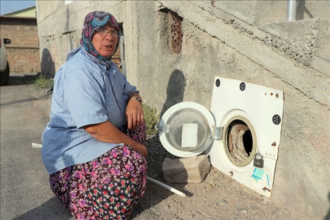 Bozulan çamaşır makinesinin kapağını kümesine kapı yaptı