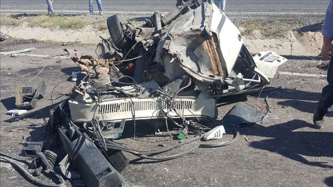 Karşı yöndeki tıra çarpan otomobil paramparça oldu