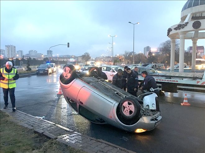 Kaza yapan araç ters döndü