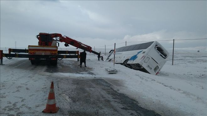 Aynı yol üzerinde 2 yolcu otobüsü devrildi: 22 yaralı 