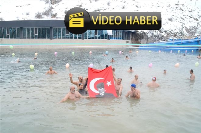  Herkes üşüdü, onlar yüzdü 