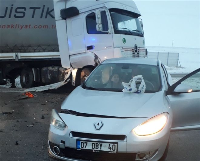 Otomobil ile tır çarpıştı: 1 ölü, 4 yaralı 