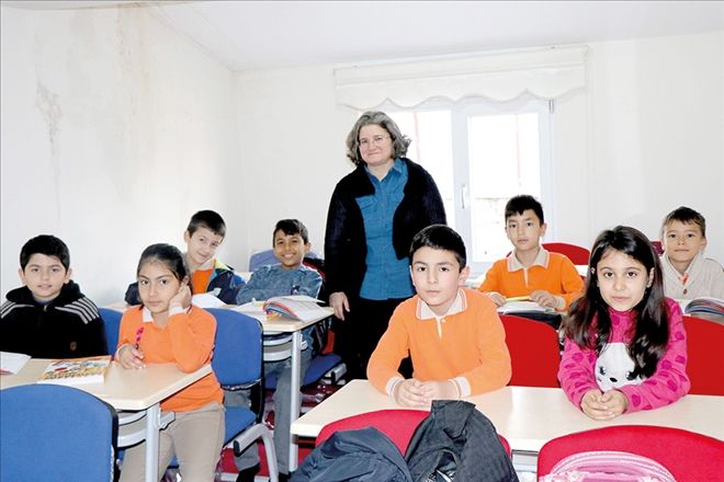 Emekli öğretmen, eğitime ve öğrencilere olan hasretini ücretsiz ders vererek gideriyor 