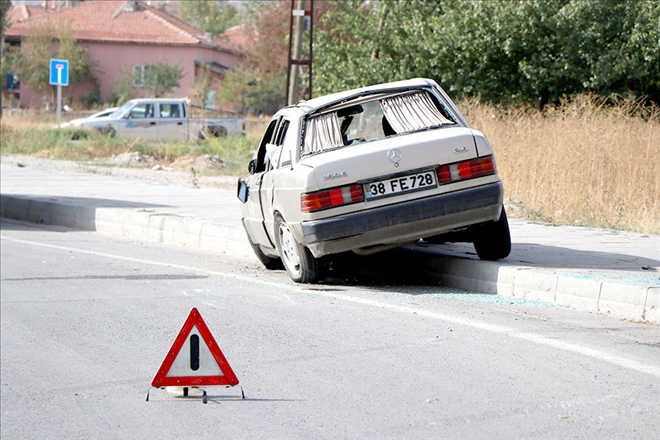 Kaldırıma çarpan otomobil yan yattı: 1 ağır yaralı 
