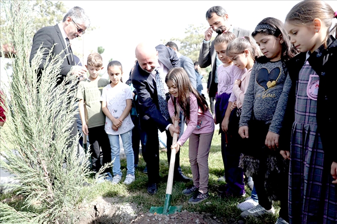 Miniklerin fidanları kendileriyle büyüyecek 