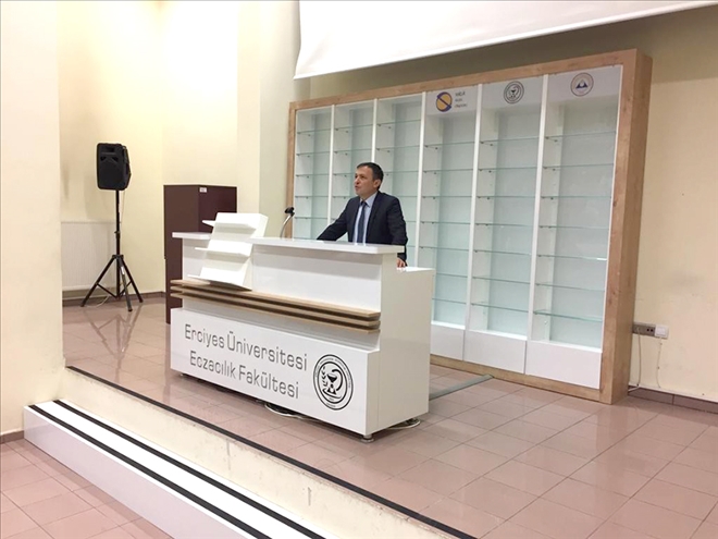 ERÜ Rektörü Eczacılık Fakültesi Öğrencileriyle Buluştu 