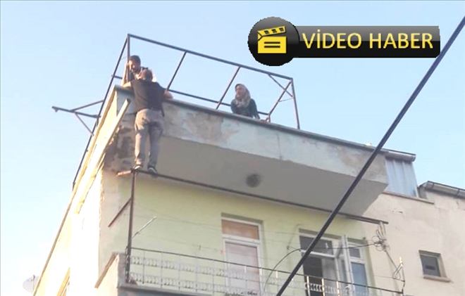 Çatıdan eve girmek istedi, korkuluklarda mahsur kaldı 