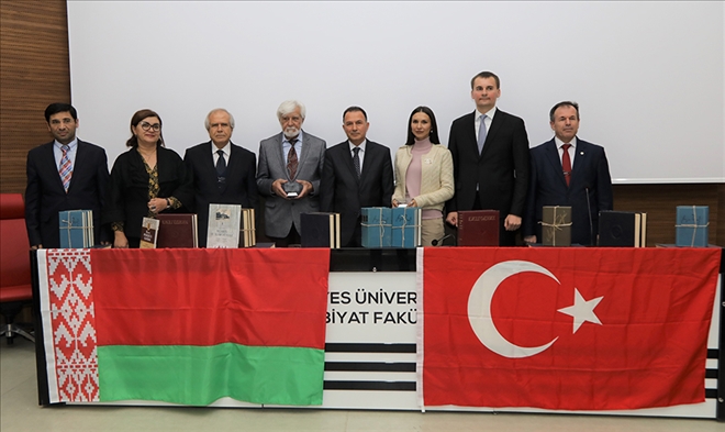 Belaruslu Öğretim Görevlisi, Kişisel Kütüphanesini Çalıştığı Bölüme Bağışladı 