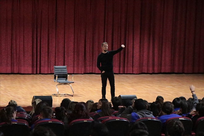 Sare Eğitim Kurumları öğrencileri ?Stand up´ gösterisi ile moral buldu 