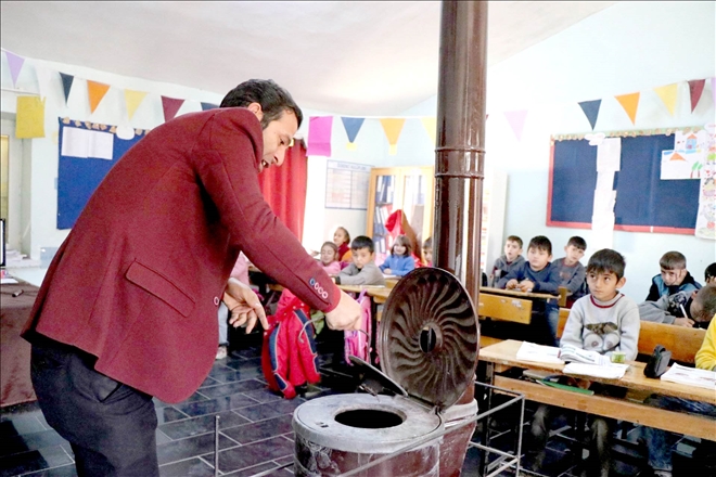 1 DERSLİKTE 4 SINIFI BİRDEN OKUTUYOR