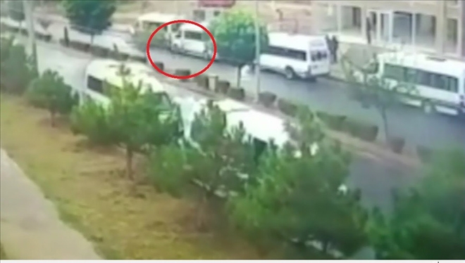 Aracın çarptığı çocuk metrelerce savruldu 