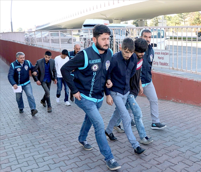İşyerlerinin kepenk kilitlerini kırarak hırsızlık yapan 4 kişi yakalandı 