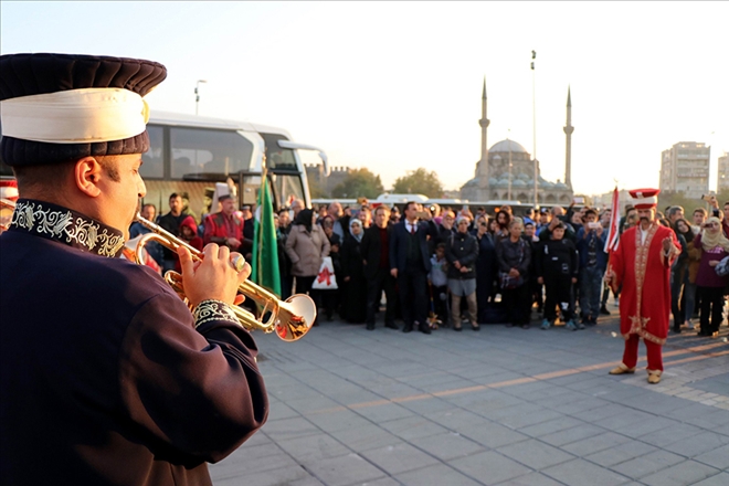 Çanakkale´ye giden öğrencilere mehterli uğurlama 