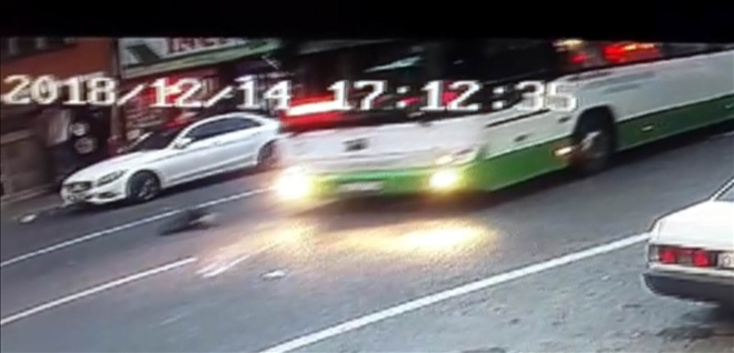 Otobüs çocuk yayaya çarptı 