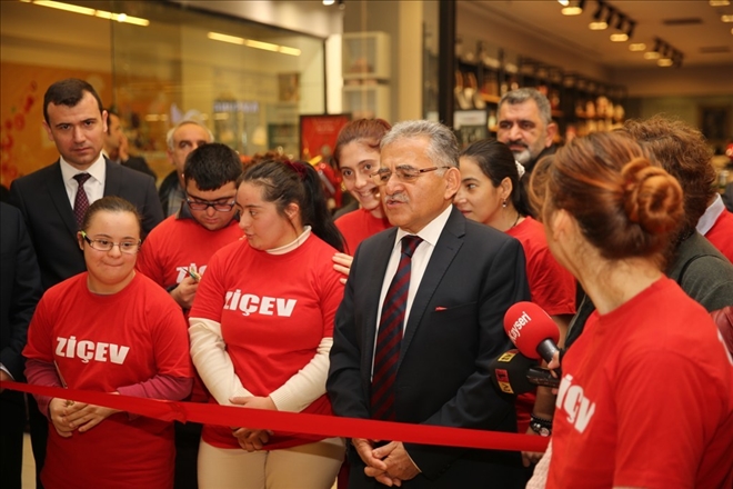 Başkan Büyükkılıç, ZİÇEV Sergisini Gezdi 