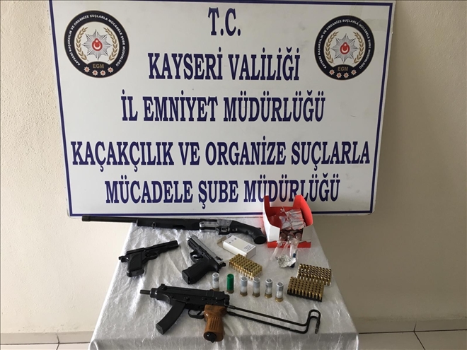 Şüphe üzerine arama yapılan araçta Uzi marka silah ele geçirildi 
