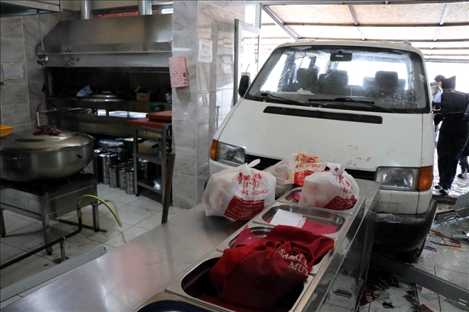 Fren yerine gaza basınca araç dükkana daldı: 2 yaralı 