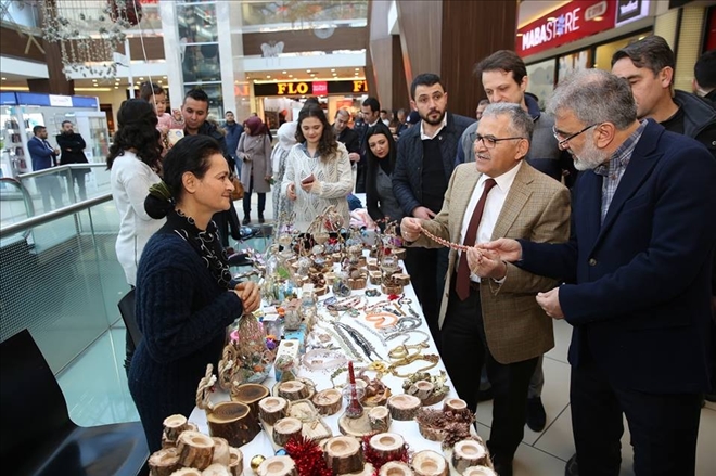 Memduh Büyükkılıç, ebru ve takı tasarım yıl sergisini gezdi 