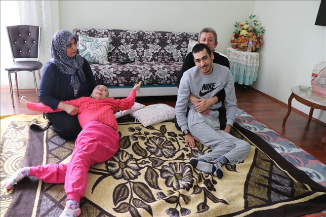30 yıldır engelli çocuklarına bakan örnek anne ve baba 