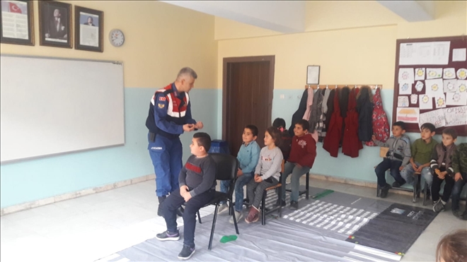 Jandarma ekipleri geleceğin bilinçli sürücü adaylarını yetiştiriyor 