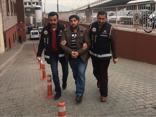 Yatak odasındaki gizli geçitten kaçak sigaralar çıktı 