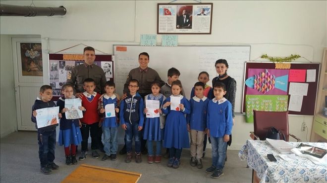 Öğrencilerden askerleri duygulandıran destek 