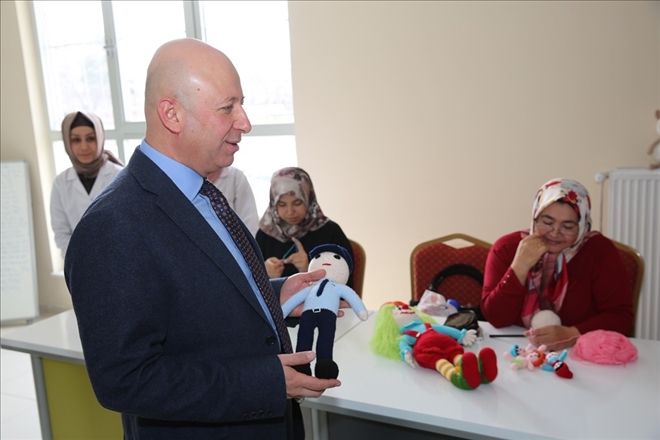 Başkan Çolakbayrakdar kursiyerlerin çalışmalarını inceledi 