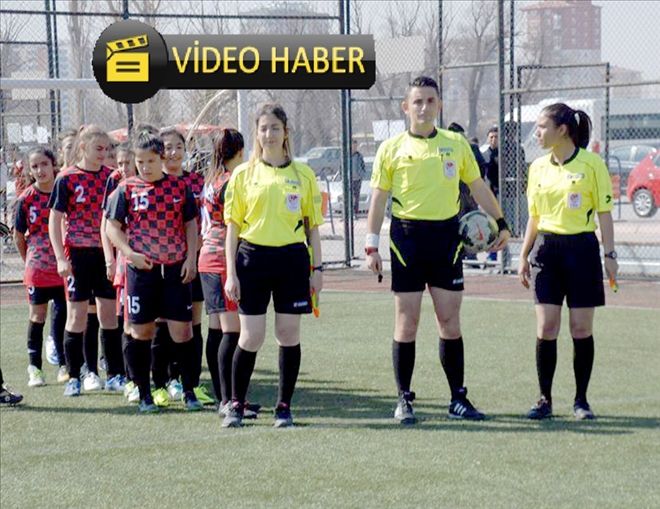 25 Yaşındaki futbol hakeminin 10 parmağında 10 marifet 