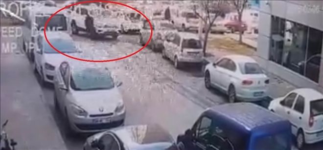 Köşeyi dönen araç yayanın ayaklarının üzerinden geçti 