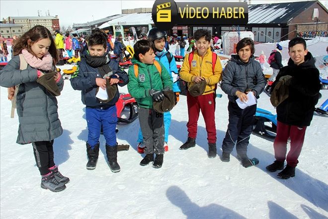 Harçlıklarıyla aldıkları bereleri Afrin´e gönderdiler 