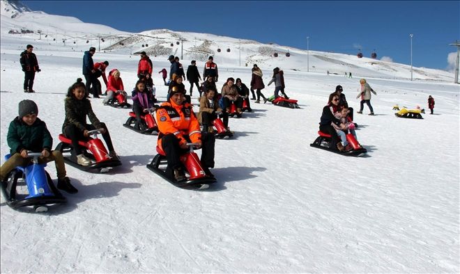 Koruma altındaki çocukların Erciyes keyfi 