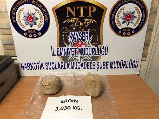 Kadın yolcunun çantasından 3 kilo eroin çıktı 