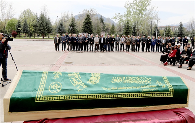 Vefat Eden Eski ERÜ Rektör Yardımcısına Tören Düzenlendi 
