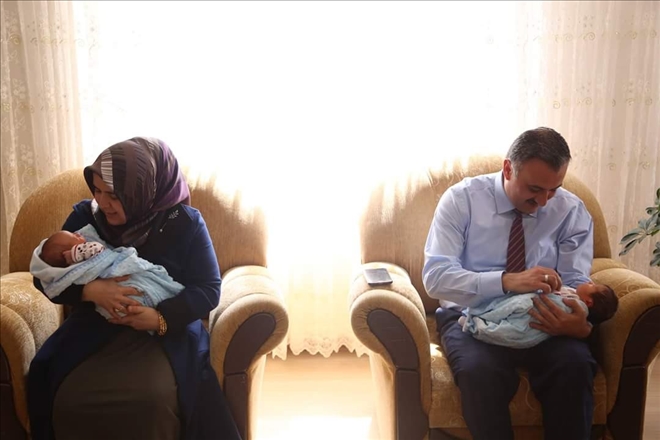 İkiz bebeklerine Recep Tayyip ve Ömer Halis ismini verdiler 