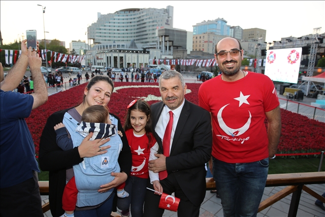 Rekor bayrağa yoğun ilgi 