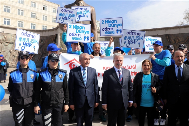 Otizme dikkat çekmek için yürüdüler 