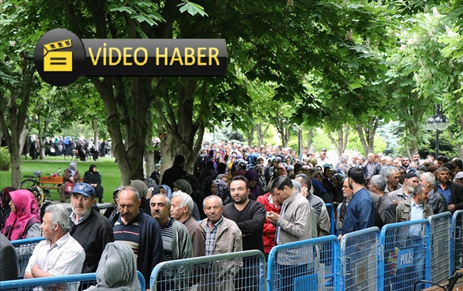 Domates fidesi için metrelerce kuyruk oluşturdular 