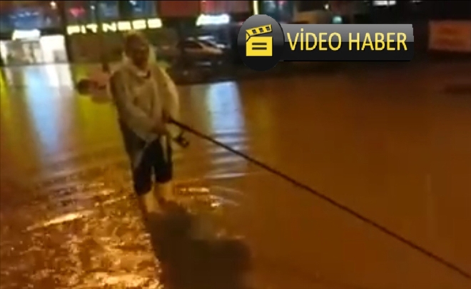 Yol göle dönünce oltasını alıp dışarı çıktı 