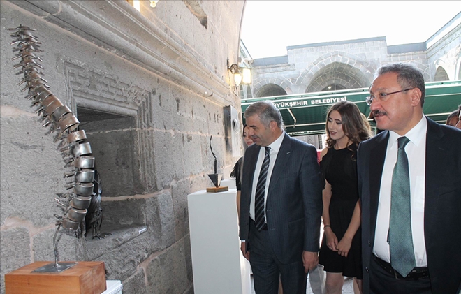 ?Metalden Şeyler´ heykel sergisi açıldı 