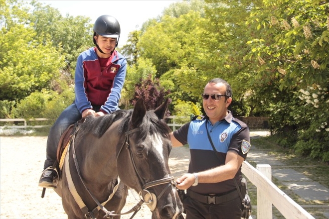 Engelli çocuklar polis ağabeyleri ile beraber eğlendiler 