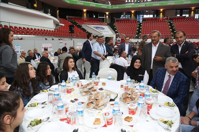 Başkan Çelik; yaşlılarla, Sevgi Evleri´ndeki çocuklarla ve engellilerle iftar yaptı 